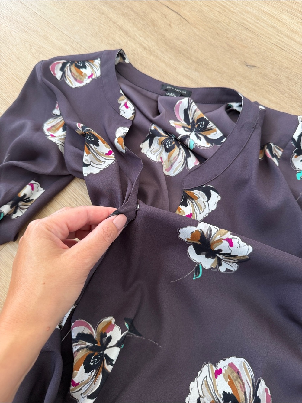 Ann Taylor  Taupe Floral V-Neck Long-Sleeve Blouse - Picture 7 of 7